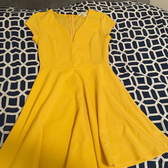 Yellow dress with sweetheart neckline - Picture 1 of 2